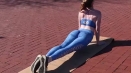 Djevojka radi jogu u oslikanoj odjeći
