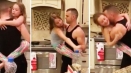 Otac pleše s kćerkom u kuhinji