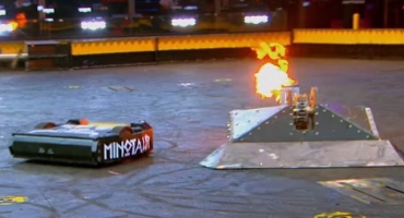 Bitka robota kovač protiv minotaura