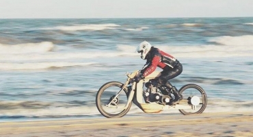 Drveni motocikl pokretan morskim algama
